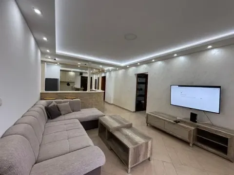 Izdavanje, dvosoban stan, 75m², Budva, Crna Gora - image 1