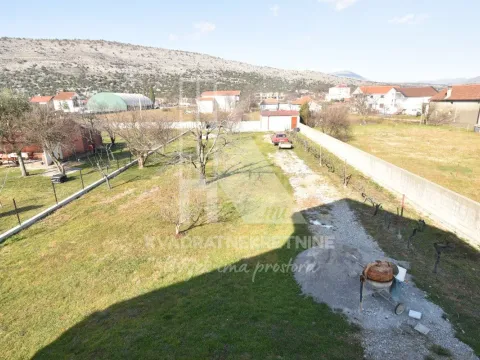Izdavanje, kuća, 500m², Tološi, Podgorica - image 22