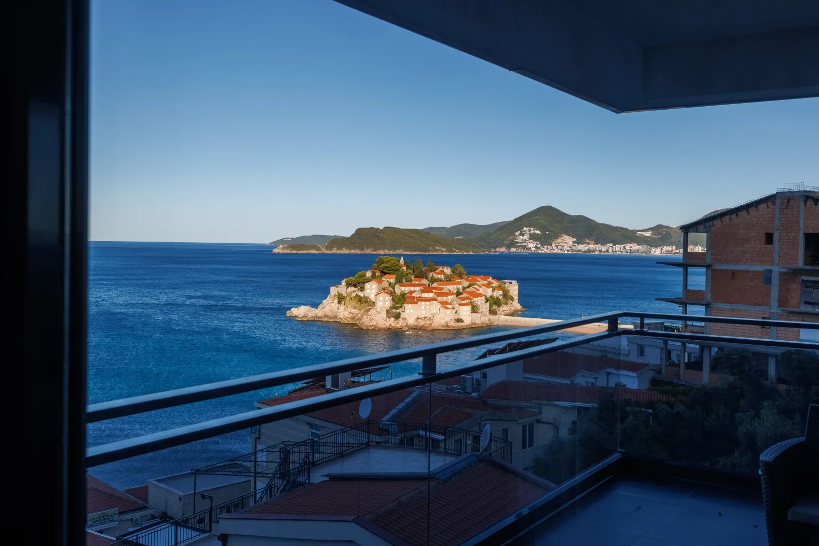 Pogled sa terase na ostrvo Sveti Stefan i otvoreno more.