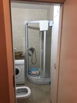 Jednostavno kupatilo sa tuš kabinom i veš mašinom. - image 5