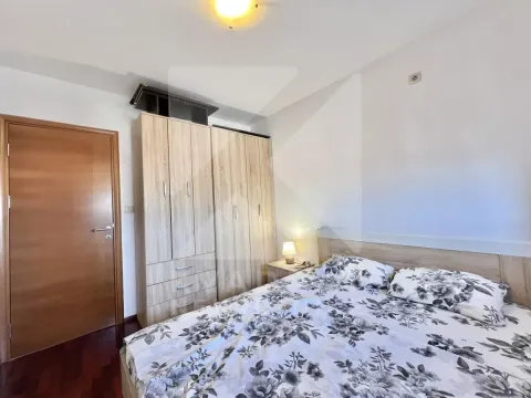 Furnished bedroom with a double bed and a wooden wardrobe. - image 7