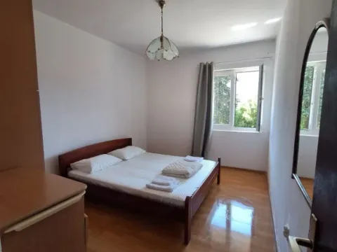 Izdavanje, dvosoban stan, 90m², Dobrota, Kotor - image 7