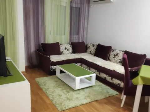 Izdavanje, jednosoban stan, 45m², City Kvart, Podgorica - image 1