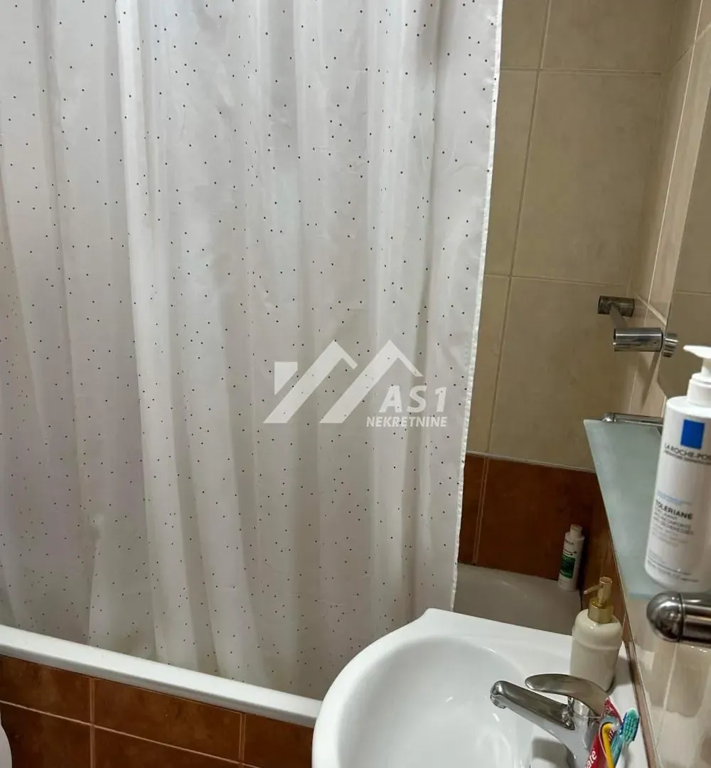 Izdavanje, trosoban stan, 72m², Grbavica, Novi Sad Sve Podlokacije