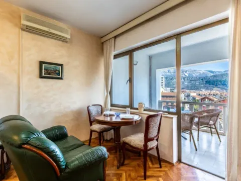 Izdavanje, dvosoban stan, 55m², Budva, Crna Gora