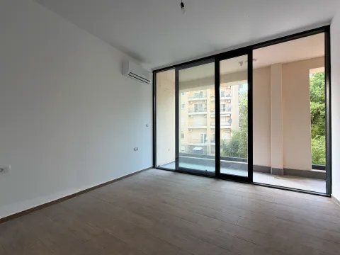 Prazna soba sa velikim staklenim vratima i izlazom na terasu. - image 8