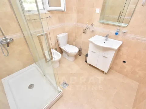 Izdavanje, kuća, 200m², Botun, Podgorica - image 16