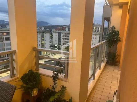 Natkriveni balkon sa pločicama, ogradom i pogledom na gradsko naselje. - image 11