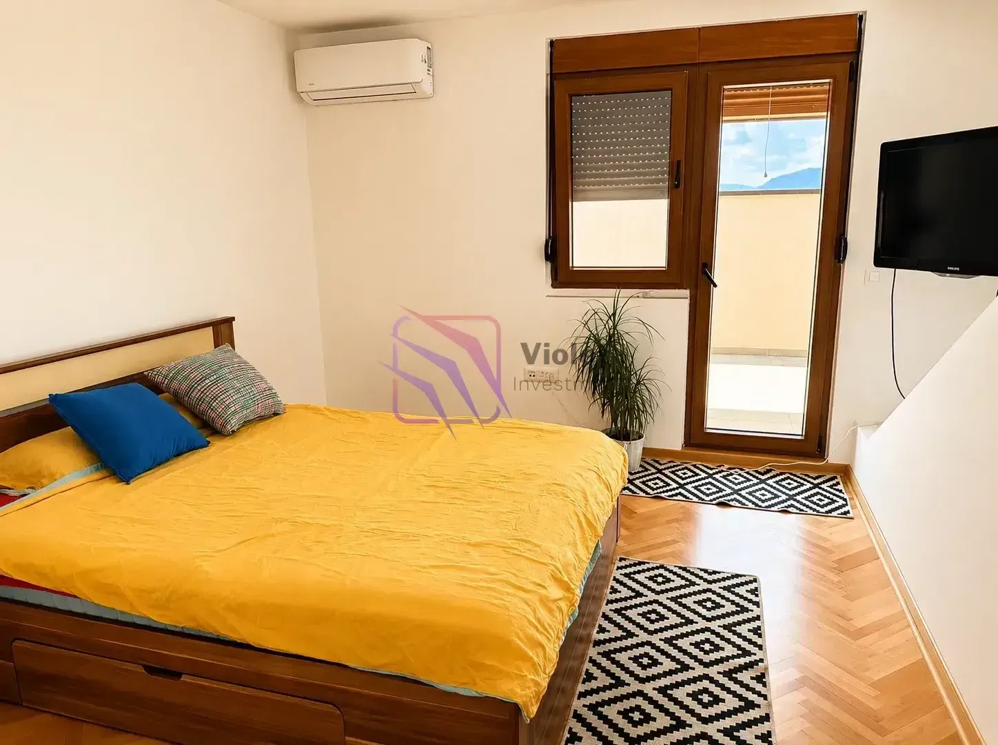Furnished bedroom with a double bed and access to the terrace.