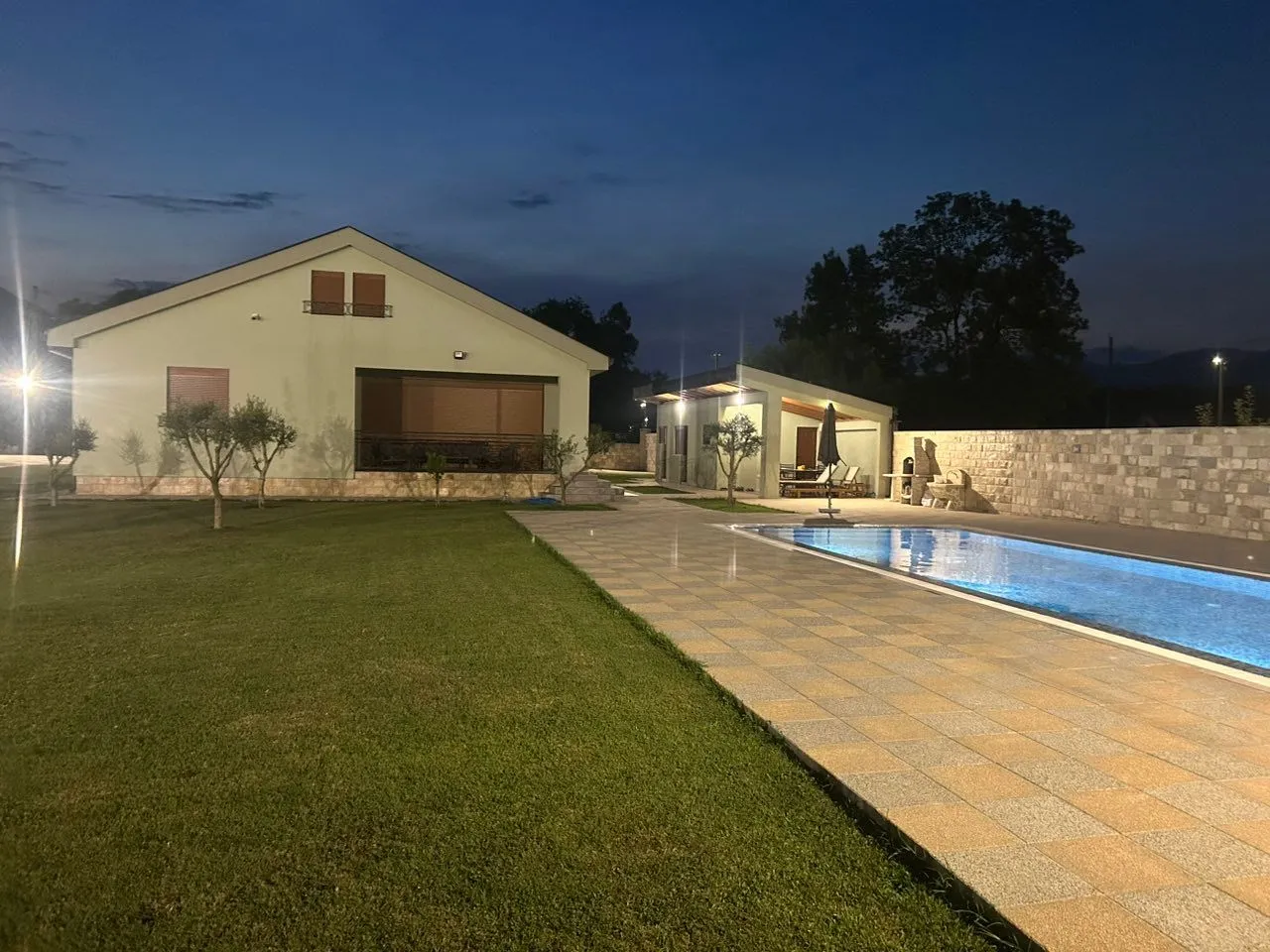 Izdavanje, kuća, 220m², Ćurilac, Danilovgrad