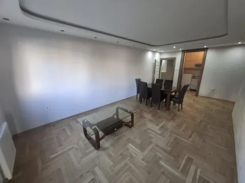 Dnevna soba sa trpezarijskim stolom i staklenim stočićem. - image 3