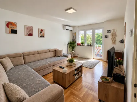 Dnevna soba sa ugaonom garniturom, drvenim stočićem i televizorom. - image 2