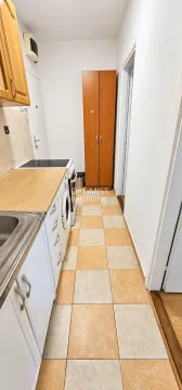 Manja kuhinja sa štednjakom, veš mašinom i drvenim ormarom. - image 6