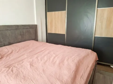 Spavaća soba sa bračnim krevetom i velikim ugradnim garderoberom. - image 7