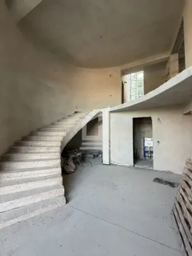 Unutrašnjություն objekta u izgradnji sa betonskim stepeništem. - image 16