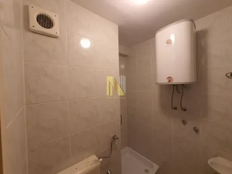 Manje kupatilo sa tuš kabinom i bojlerom. - image 10