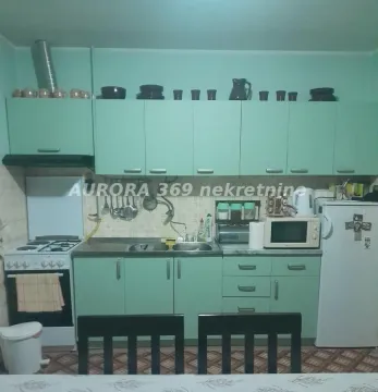 Manja kuhinja u zelenim tonovima sa kuhinjskim elementima i kućnim aparatima. - image 12