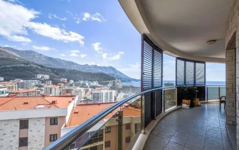 Prostrani polukružni balkon sa pogledom na grad i more. - image 17