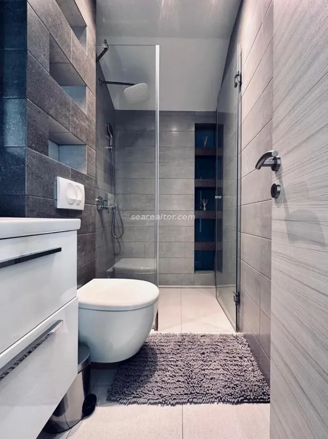 Izdavanje, trosoban stan, 130m², Centar, Tivat