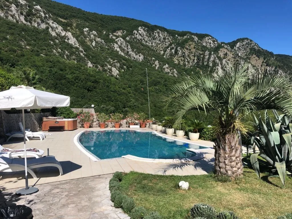 Sale, house, 420m², Škaljari, Kotor