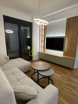 Moderna dnevna soba sa garniturom, TV-om i izlazom na terasu. - image 4