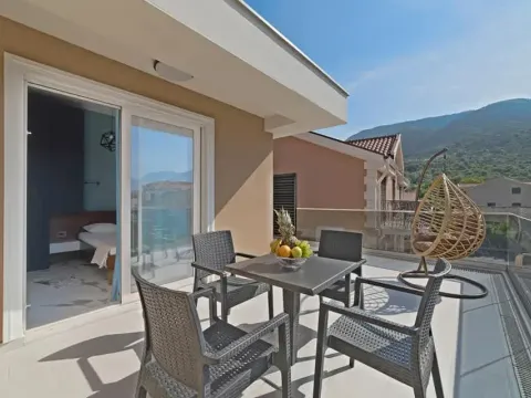 Izdavanje, stan, 50m², Tivat, Crna Gora - image 1