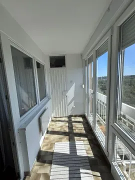 Zastakljeni balkon sa keramičkim pločicama i pogledom na zelenilo. - image 13