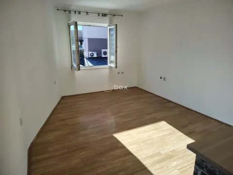 Empty room with laminate flooring and an open window. - image 5