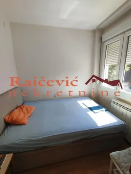 Manja spavaća soba sa bračnim krevetom i prozorom. - image 8