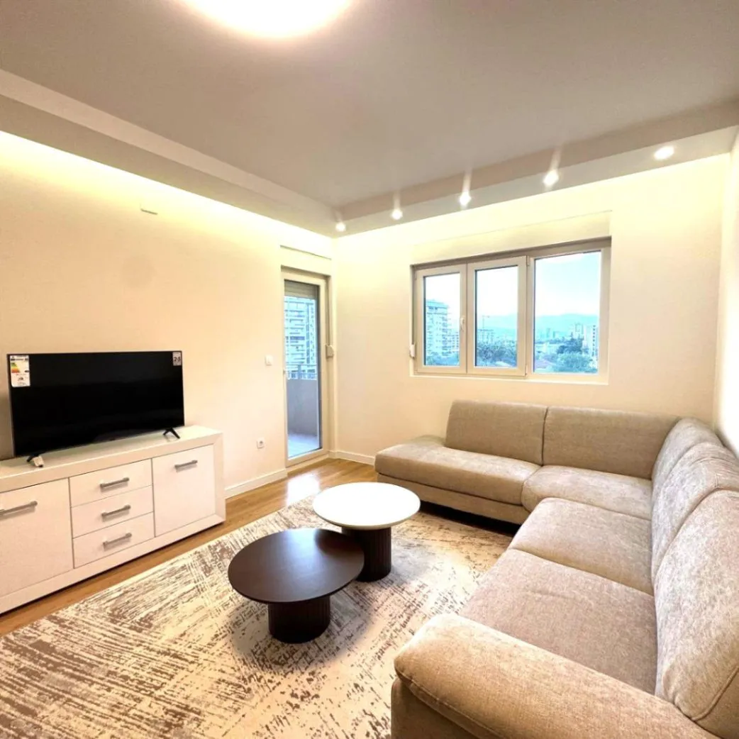 Izdavanje, dvosoban stan, 72m², Central Point, Podgorica