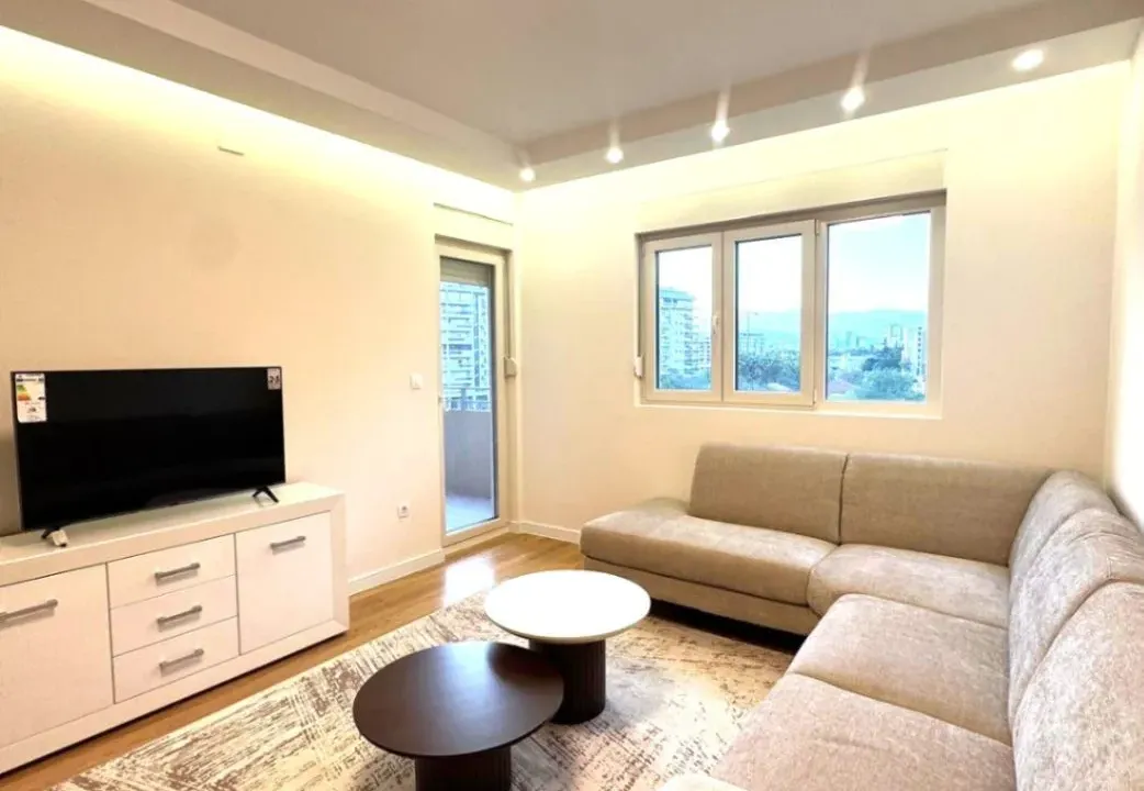 Izdavanje, dvosoban stan, 72m², Central Point, Podgorica