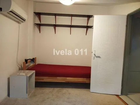 Manja spavaća soba sa krevetom, policama i klima uređajem. - image 8