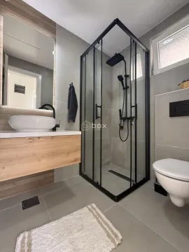 Moderno opremljeno kupatilo sa tuš kabinom, umivaonikom i toaletom. - image 13