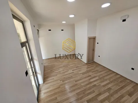 Prazna soba sa laminatom i bijelim zidovima. - image 4