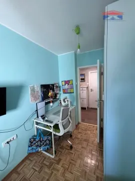 Manja spavaća soba sa radnim stolom i plavim zidovima. - image 7
