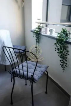 Manji namešteni balkon sa metalnim stolicama i ukrasnim biljkama. - image 12
