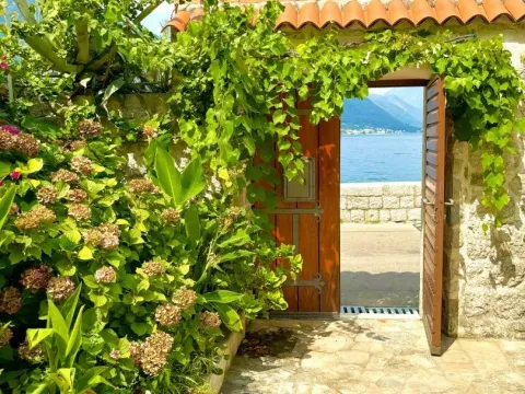 Sale, house, 232m², Dobrota, Kotor - image 1