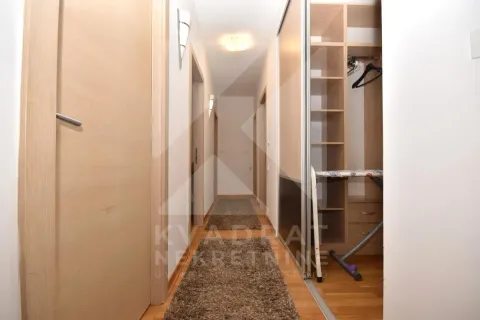 Rent, three bedroom apartment, 120m², City Kvart, Podgorica - image 16