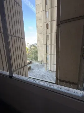 Pogled kroz prozor na susednu zgradu i dvorište. - image 24