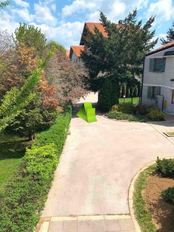 Izdavanje, kuća, 240m², Pantelej, Niš