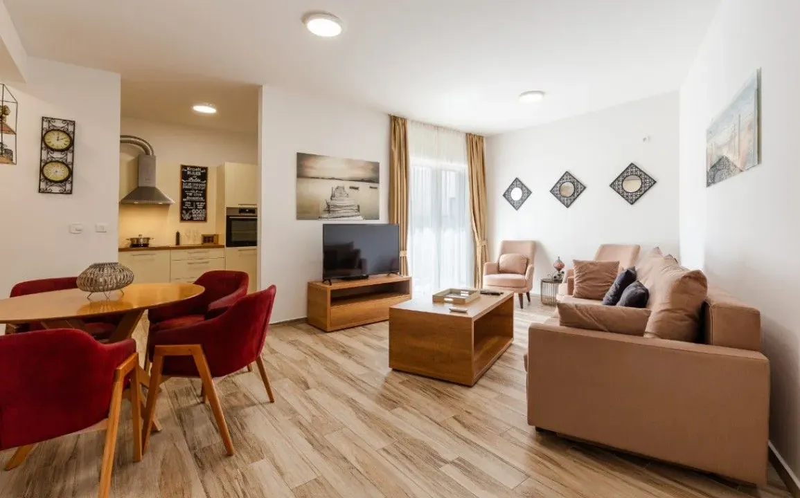 Izdavanje, jednosoban stan, 55m², Bečići, Budva