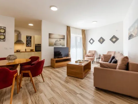 Izdavanje, jednosoban stan, 55m², Bečići, Budva