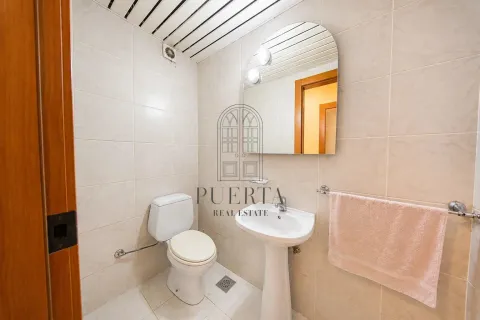 Manje kupatilo sa umivaonikom, WC šoljom i ogledalom obloženo svijetlim pločicama. - image 18