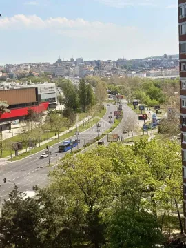 Pogled sa prozora na gradsku ulicu i okolne zgrade. - image 12