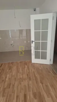Nekororišćeni kuhinjski prostor sa pločicama i drvenim podom. - image 3