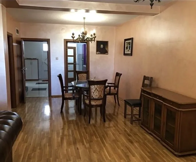 Izdavanje, kuća, 200m², Stari Aerodrom, Podgorica