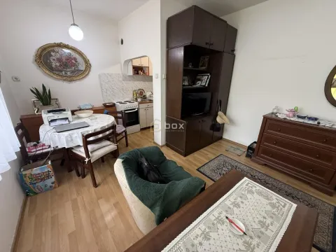 Dnevna soba sa trpezarijom i delom kuhinje u pozadini. - image 6