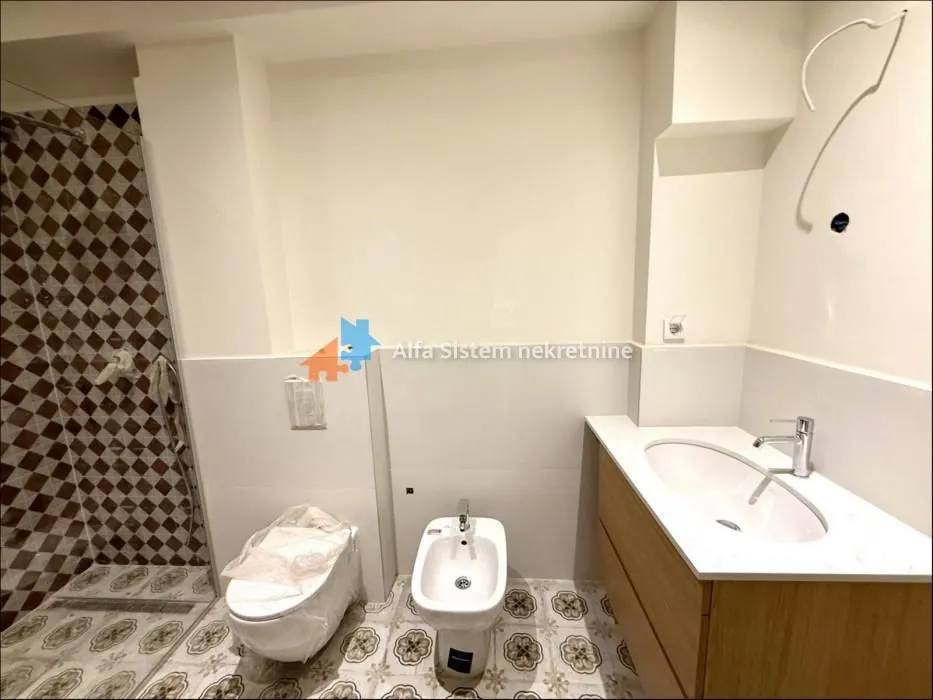 Novopreuređeno kupatilo sa sanitarijama i tuš kabinom.