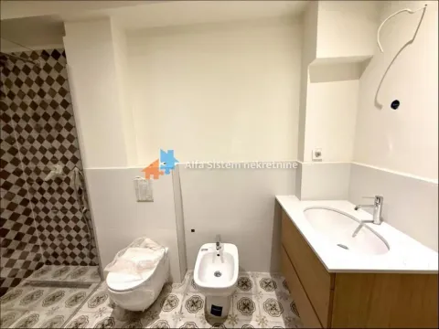 Novopreuređeno kupatilo sa sanitarijama i tuš kabinom. - image 16