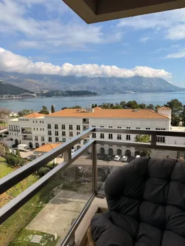 Pogled na more i planine sa opremljene terase. - image 22